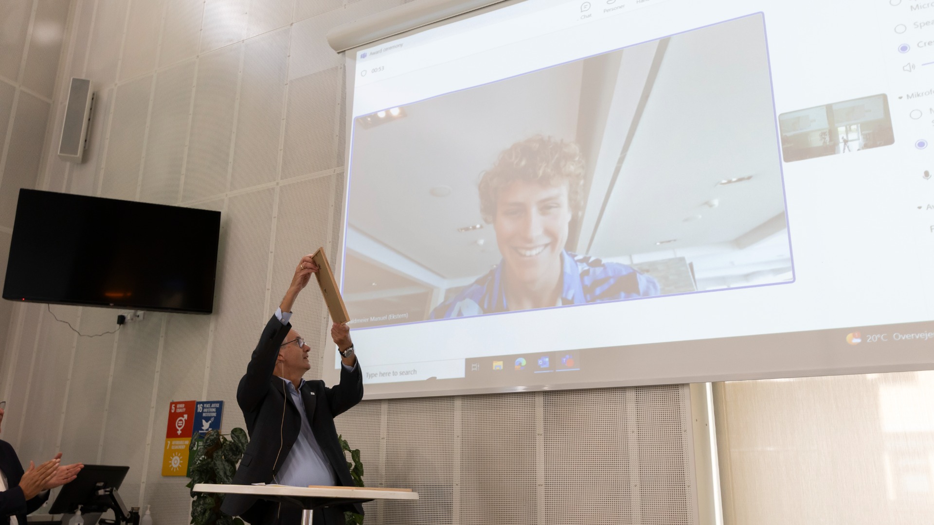 Vinder af 2. plads kandidatkursus er med online og modtager sin pris