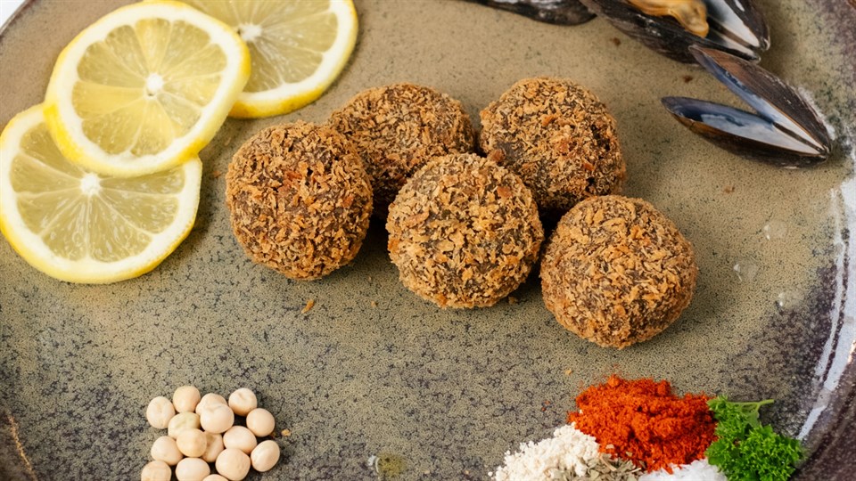 Muslingefrikadellerne, Eat Myt, omgivet af bærende ingredienser, bl.a. citron og krydderier.