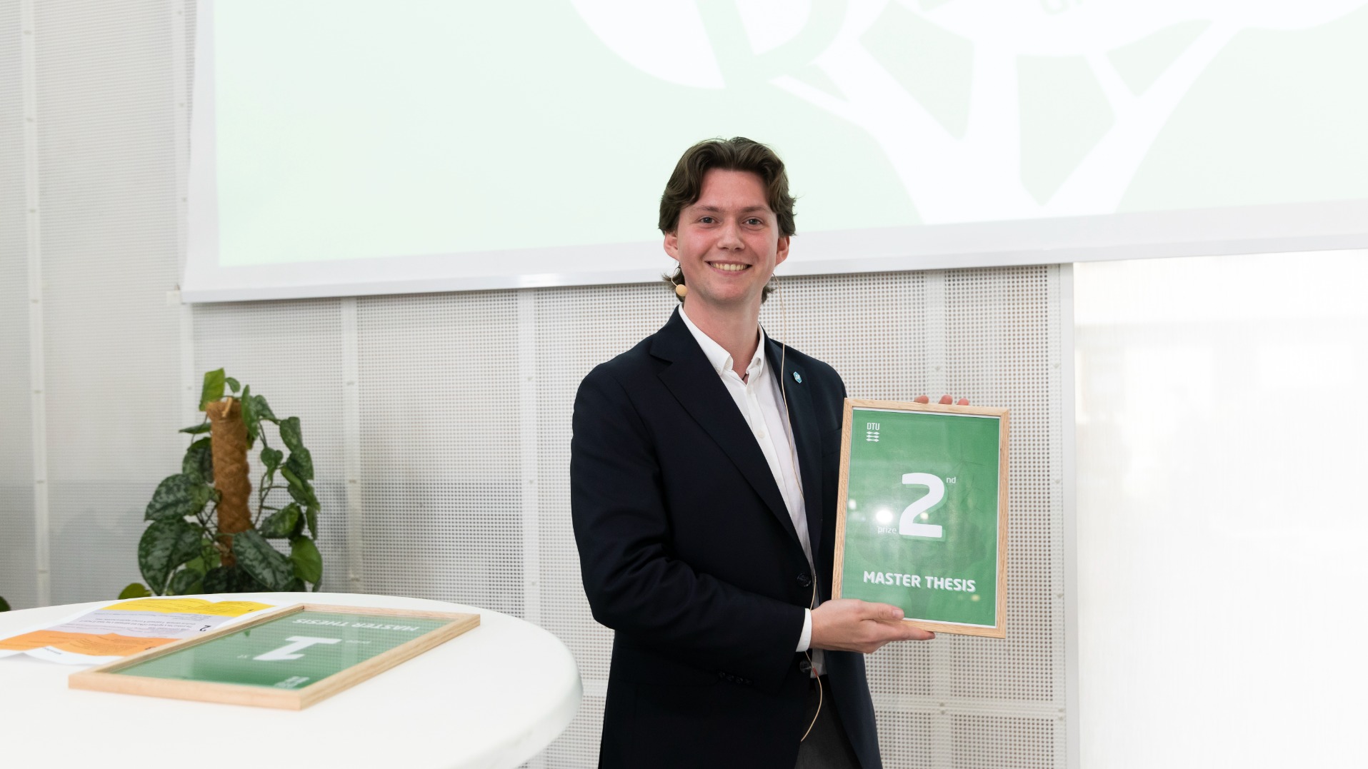 Thor Deibert modtaget prisen på vegne af vinder af 2. plads kandidatspeciale