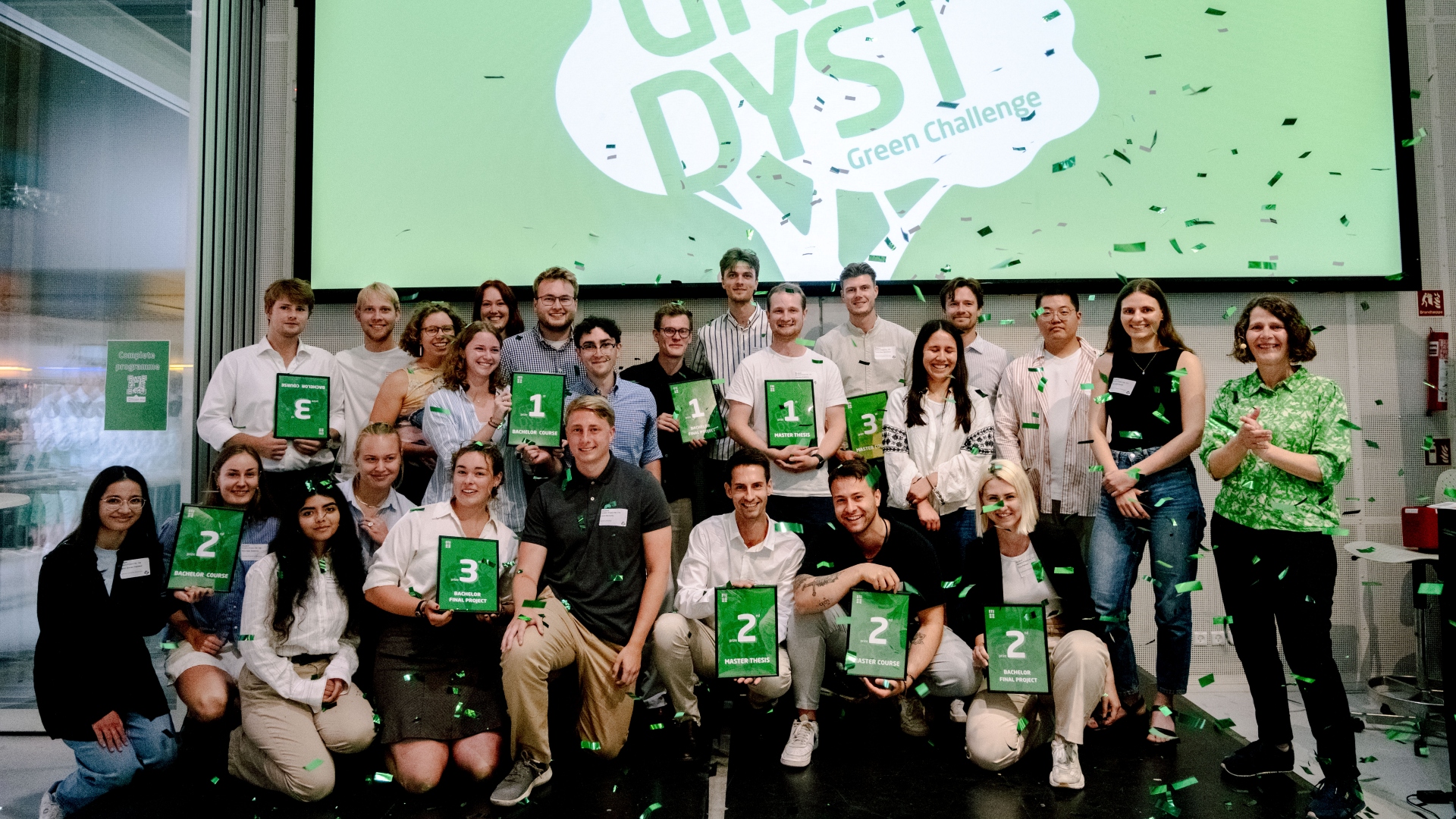 There was a rain of confetti over this year's winners of Green Challenge and Senior Vice President – Innovation and Entrepreneurship Marianne Thellersen (right) after the award ceremony. Photo: Marie Bentzon.