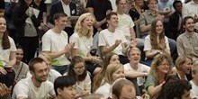 Glade studerende klapper begejstret